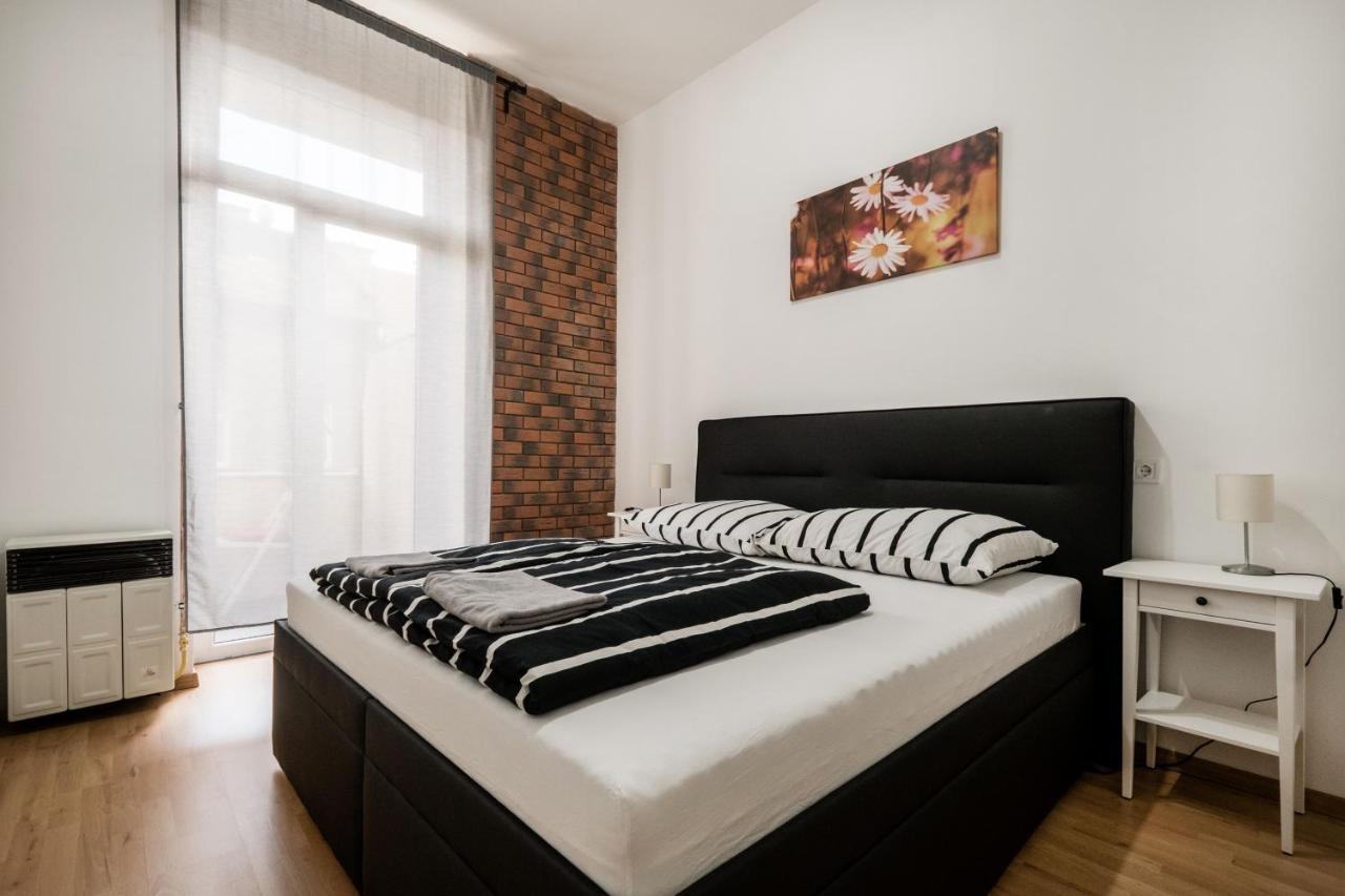 Jacuzzi And Privacy With 2 Balconies And Free Garage Lägenhet Budapest Exteriör bild