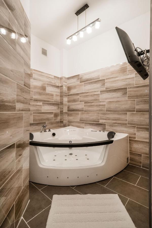 Jacuzzi And Privacy With 2 Balconies And Free Garage Lägenhet Budapest Exteriör bild